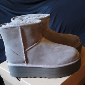 UGG- Women's Light Gray Suede Platform Boots NEW In Box Size 8